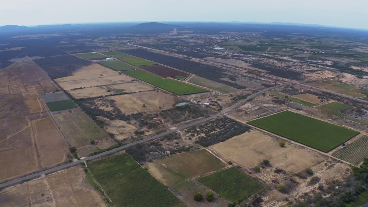 increíble vista aérea a gran altitud de campos agrícolas y plantaciones en las zonas rurales de brasil