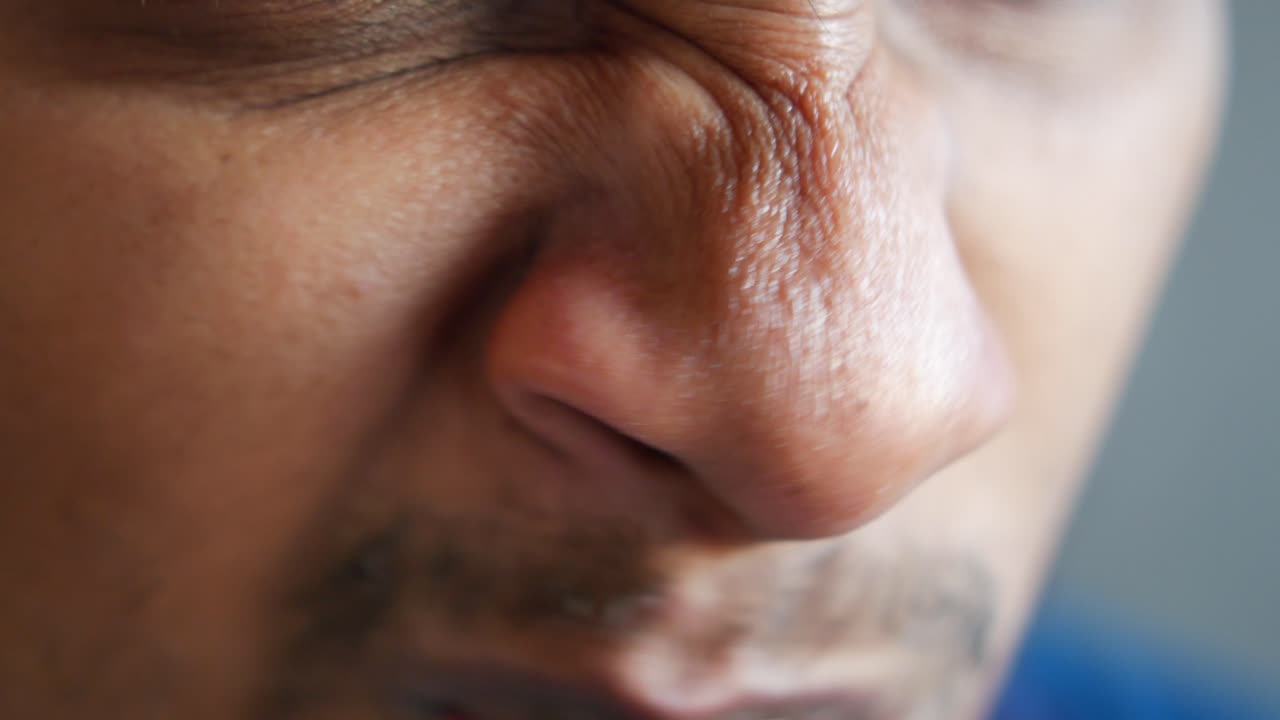 primer plano de la nariz y los rasgos faciales de un hombre