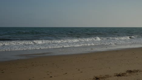 Wellen-Am-Ufer-Am-Strand