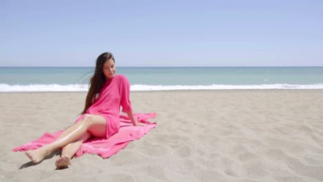 Una-Joven-Elegante-Tomando-El-Sol-En-La-Playa.