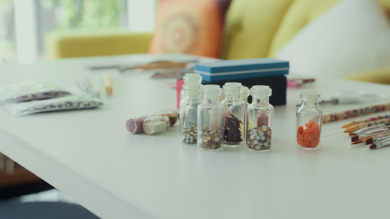 Perline per nail art su un tavolo in un salone di bellezza