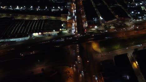 drone disparado por la noche, volando sobre carreteras transitadas y cruces en bogotá, la capital de colombia