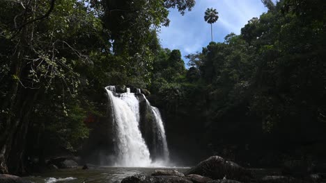 Majestuosa-Cascada-Heo-Suwat-En-Un-Hermoso-Día-Y-Paisaje,-Parque-Nacional-Khao-Yai,-Tailandia