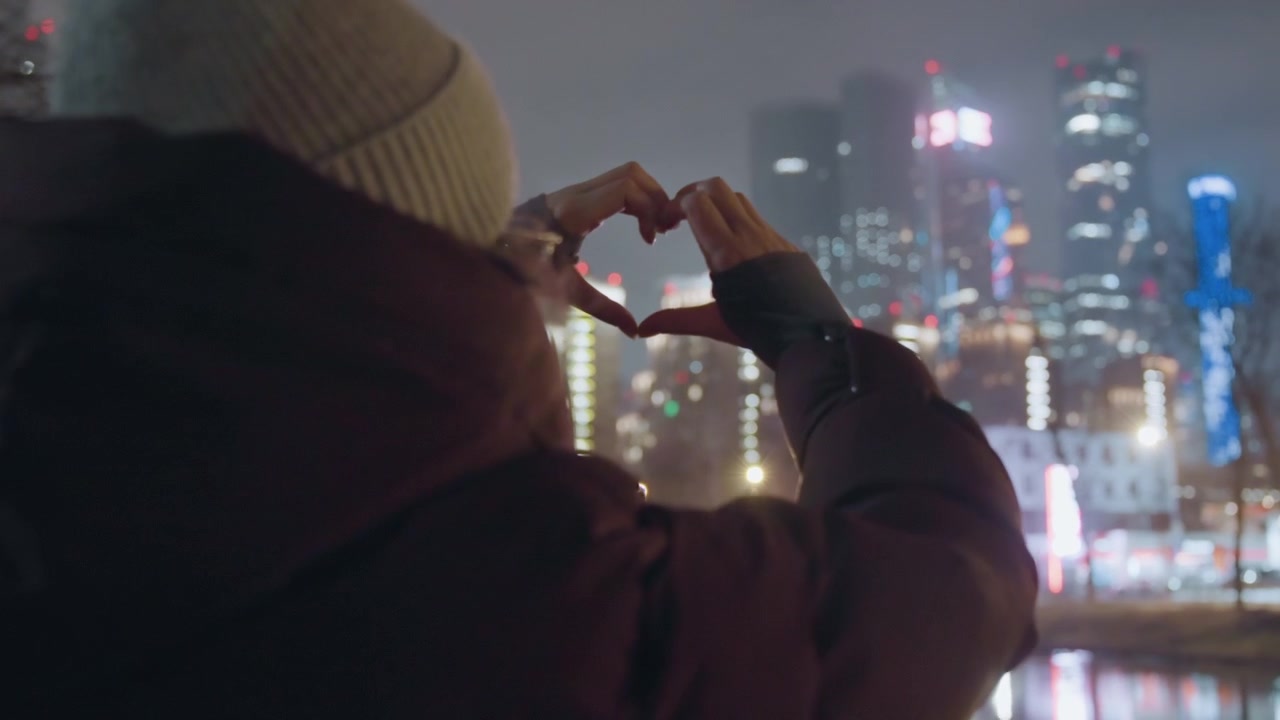 旅行者捕捉生动的城市瞬间。充满青春活力的都市景象。年轻的探险家在充满活力的夜间城市景观中，通过动态的镜头运动，构图捕捉感人至深的场景。