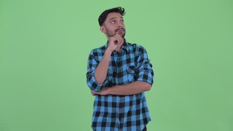 joven y guapo hombre persa hipster barbudo