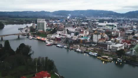 Toma-Aérea-De-La-Ciudad-De-Valdivia,-Chile.