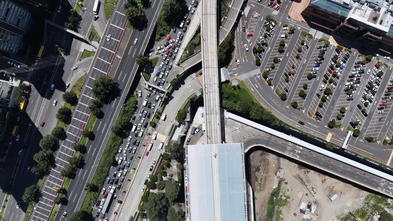 Slow-motion vehicular traffic in the Santa Fe area of Mexico City