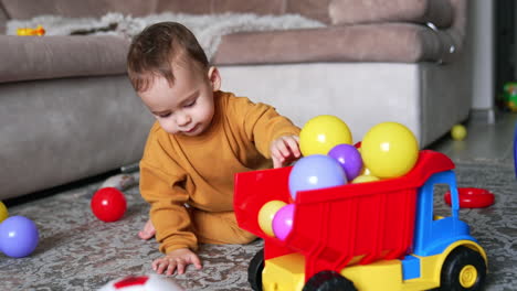 bebé jugando con juguetes