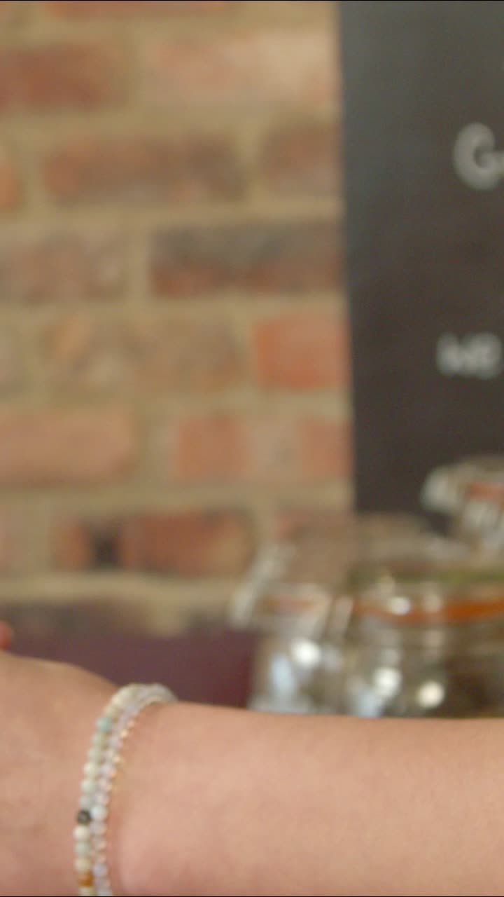 entregando café al cliente en el café 01