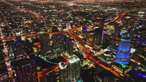 el distrito financiero de miami por la noche.