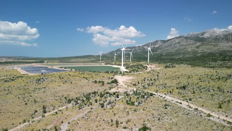 energía renovable una vista aérea con turbinas eólicas, lago, en una región árida a los pies de la cordillera