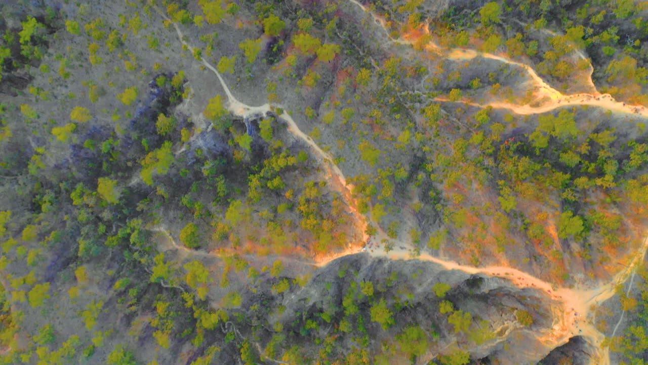 сверху вниз воздушный вид на тайскую сельскую местность при заходе солнца