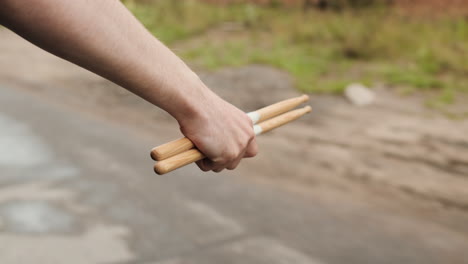 persoon die in een voertuig reist