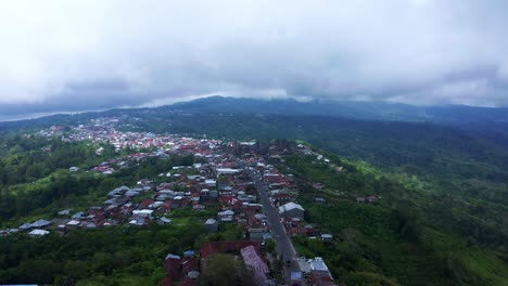 volando sobre el pueblo de kintamani junto al monte batur en bali, indonesia - disparo de avión no tripulado