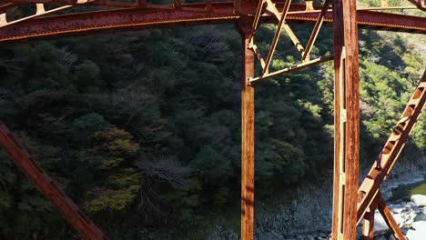 puente de hierro oxidado en la línea de tren abandonada de takedao, hyogo japón