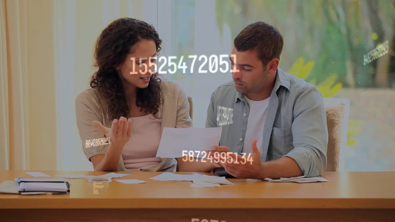 Donna che estrae una bolletta, facendo apparire numeri animati sulle bollette, mentre una coppia riconcilia le finanze