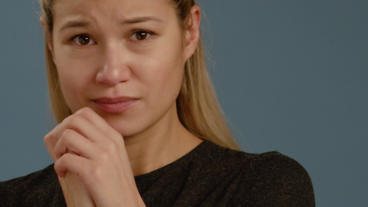 cu joven asustada reacciona