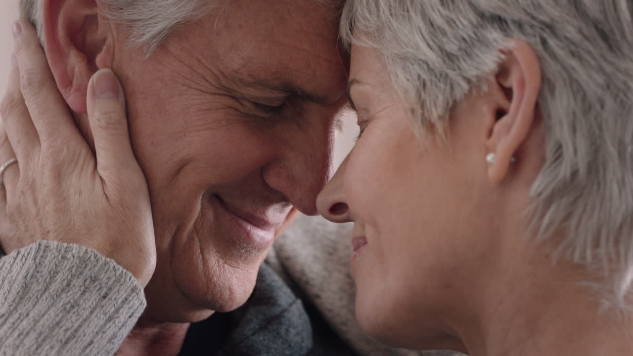 feliz pareja madura abrazándose compartiendo conexión romántica disfrutando de una larga relación abrazando la jubilación juntos imágenes de 4k