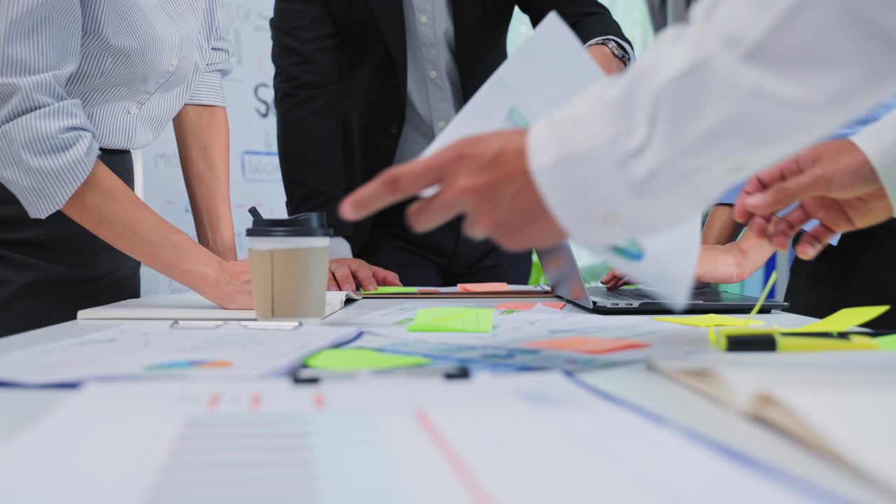 사무실에서 일하는 비즈니스 사람들 그룹 회의: 남자와 여자가 브레인 스토밍을 하고 팀으로 일하고, 글을 쓰고, 계획을 세우고, 종이에 포인트로 프로젝트를 논의합니다. 현대적인 동료 또는 동료의 기업.