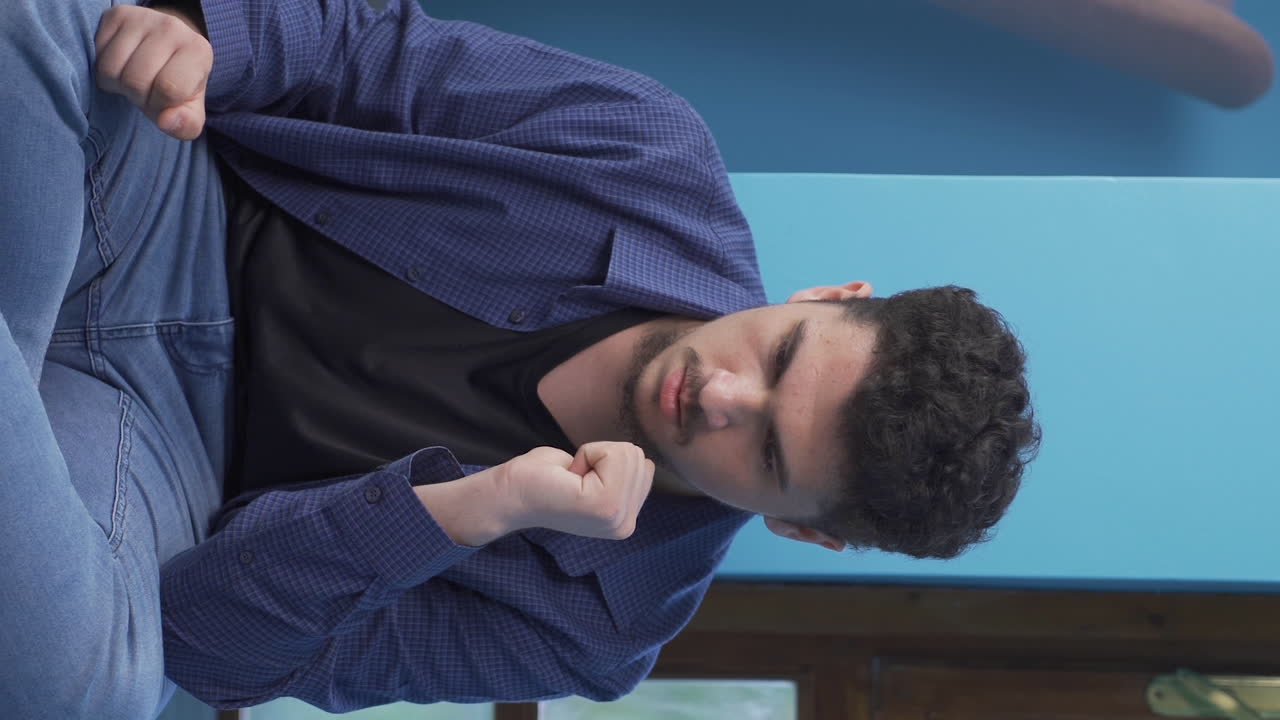 vídeo vertical del hombre auto motivado. aumentar la motivación.