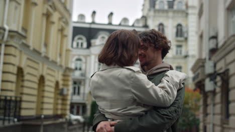 Amor-Pareja-Disfrutando-De-Una-Cita-En-El-Casco-Antiguo.-Hombre-Feliz-Dando-Vueltas-A-Una-Mujer-Al-Aire-Libre.