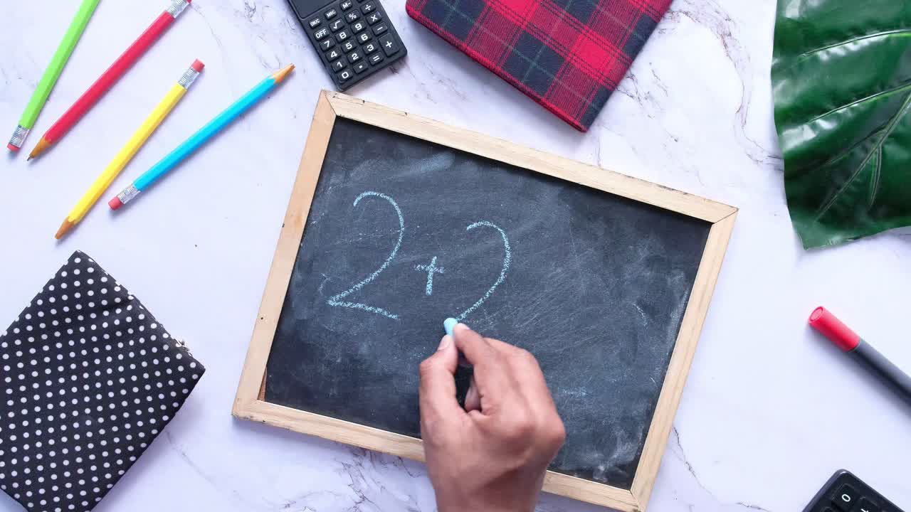 ecuación matemática simple en una pizarra