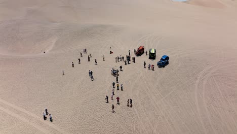 Dünenbuggys-In-Der-Wüste-Von-Huacachina,-Peru