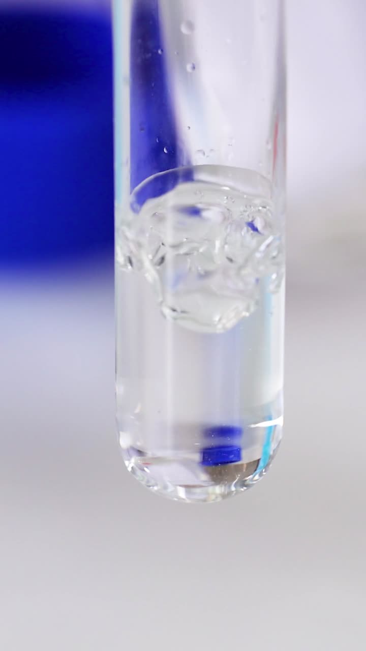 Reazione chimica che produce bolle di gas in una provetta