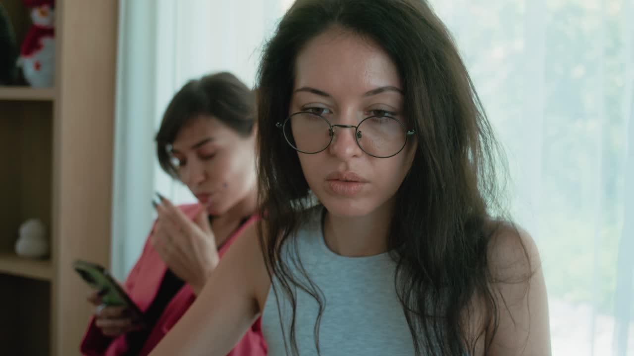 madre e hija discutiendo