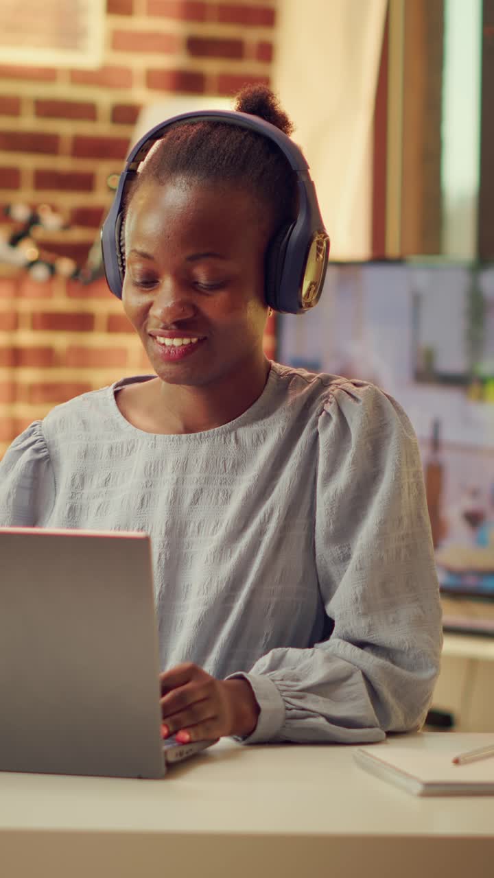 Freelancer der lytter til musik i lodret format