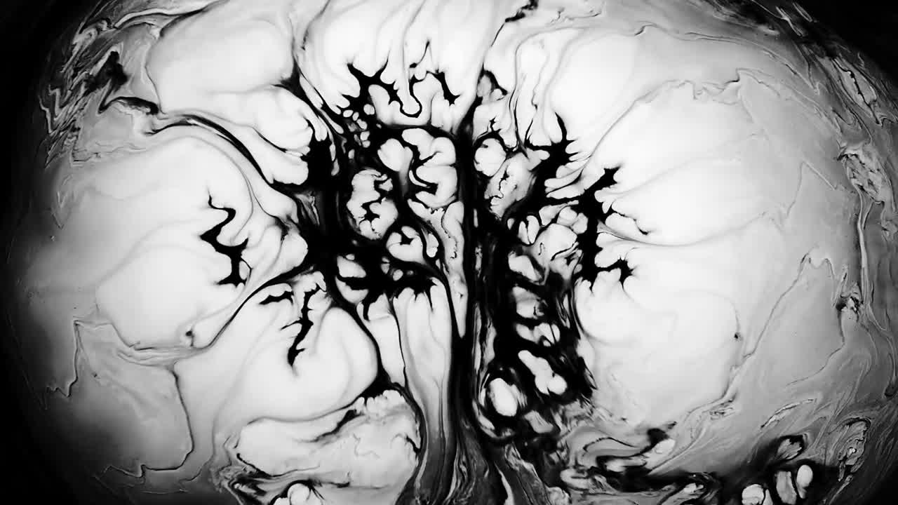 Inchiostro dinamico bianco e nero che si diffonde in un liquido astratto