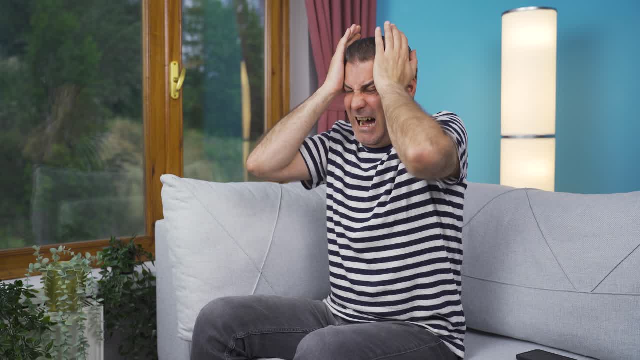 집에서 신경 ⁇ 약을  ⁇ 고 있는 남자가 소리를 지르고 있습니다.