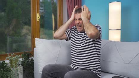 un hombre que tiene un colapso nervioso en casa está gritando.