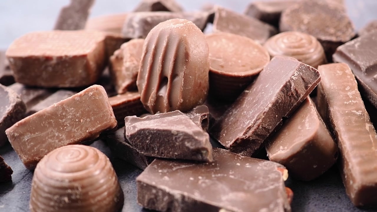 Pezzi assortiti di cioccolato fondente e al latte