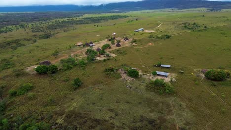 una hermosa vista de la gran sabana de canaima y la comunidad indígena pemon