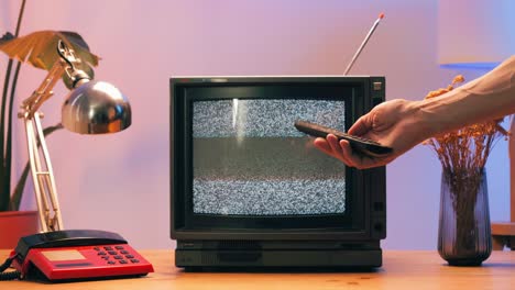 레트로 tv, 노스탈기적인 설정으로 빈티지 tv, 레트로 tv는 화면에 곡물을 표시합니다, 무서운 할로윈 밤 장치, 크로마 키 및 그린 스크린에 좋습니다.