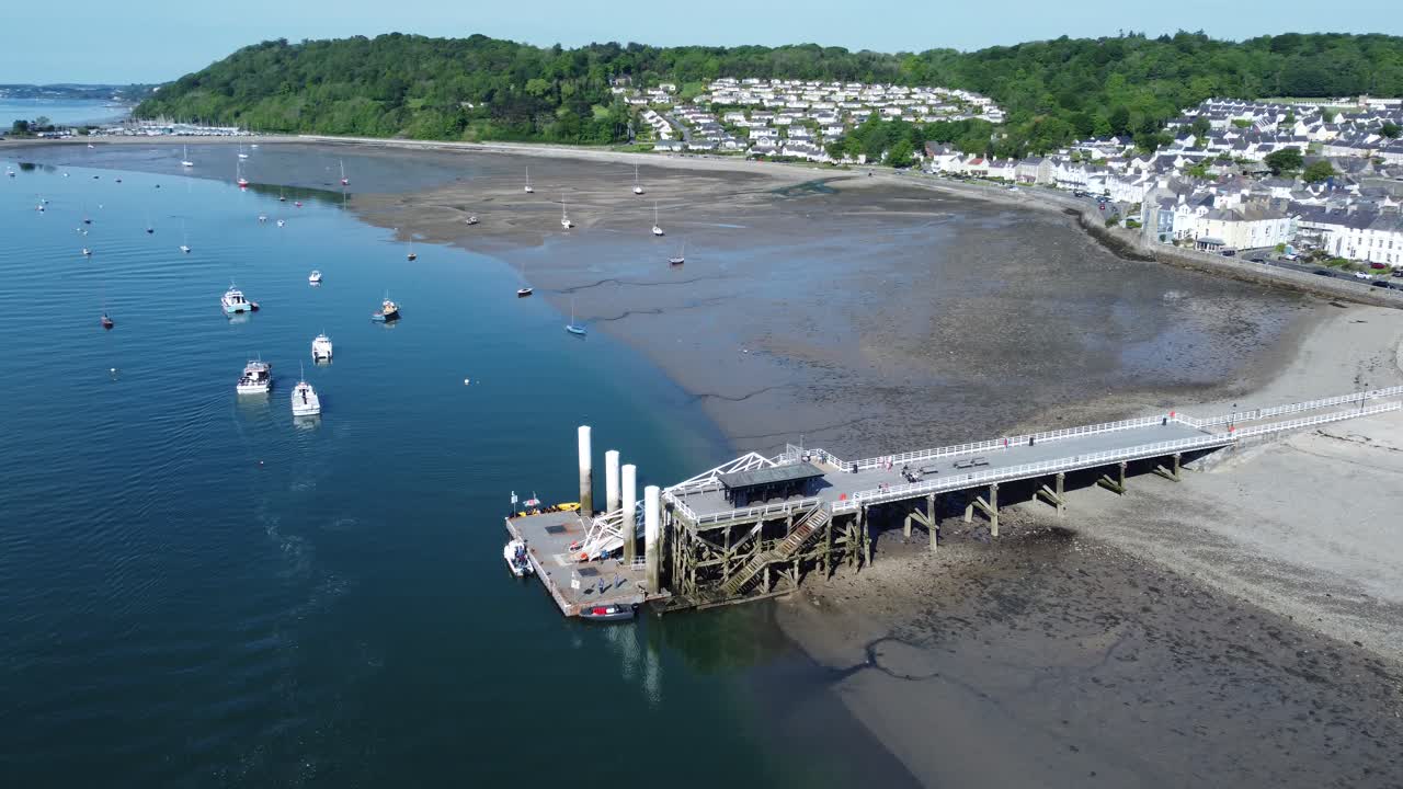sunny beaumaris pier vista aérea relajante junto al mar atracción turística frente al mar hito galés desciende a la derecha