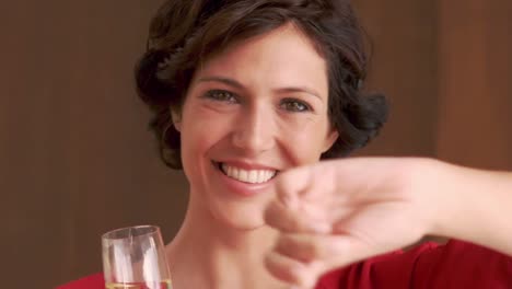 mujer sonriente sosteniendo chispas y vaso de champán