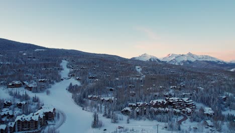 Drohnen-Luftaufnahme-Eines-Wunderschönen-Wintersonnenaufgangs-In-Telluride,-Colorado