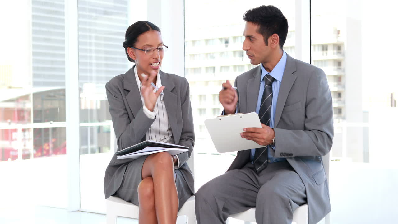 두 명의 사업가들이 함께 이야기하고 있습니다.