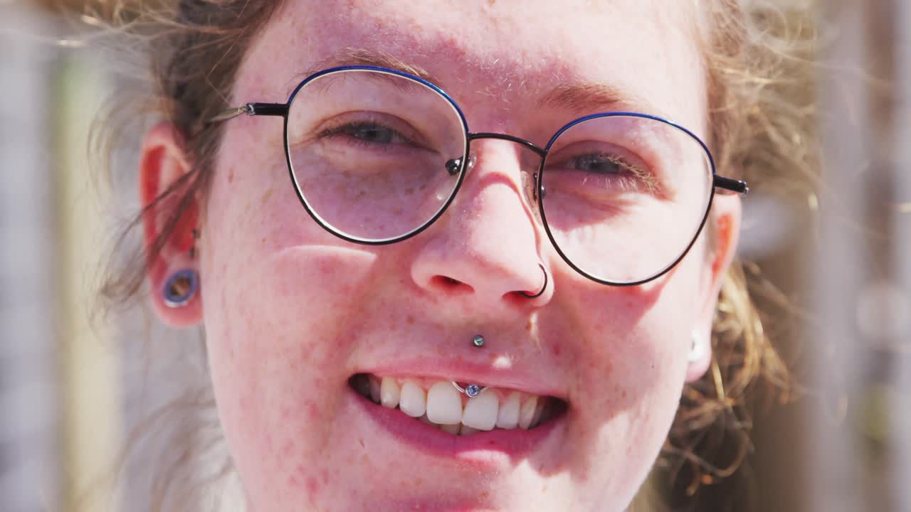 mujer voluntaria caucásica en un refugio para perros