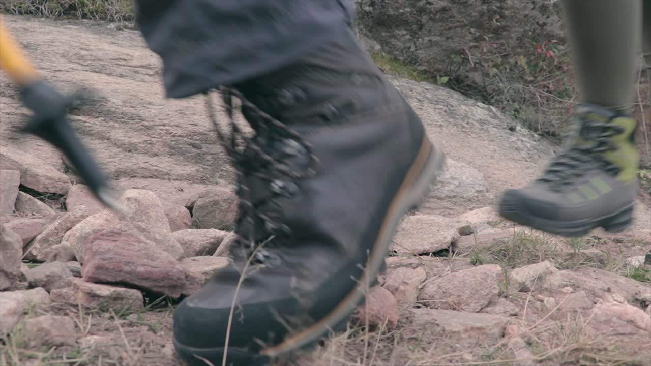 excursionistas escalando un camino de montaña de ángulo bajo