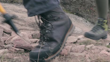 Excursionistas-Escalando-Un-Camino-De-Montaña-De-ángulo-Bajo