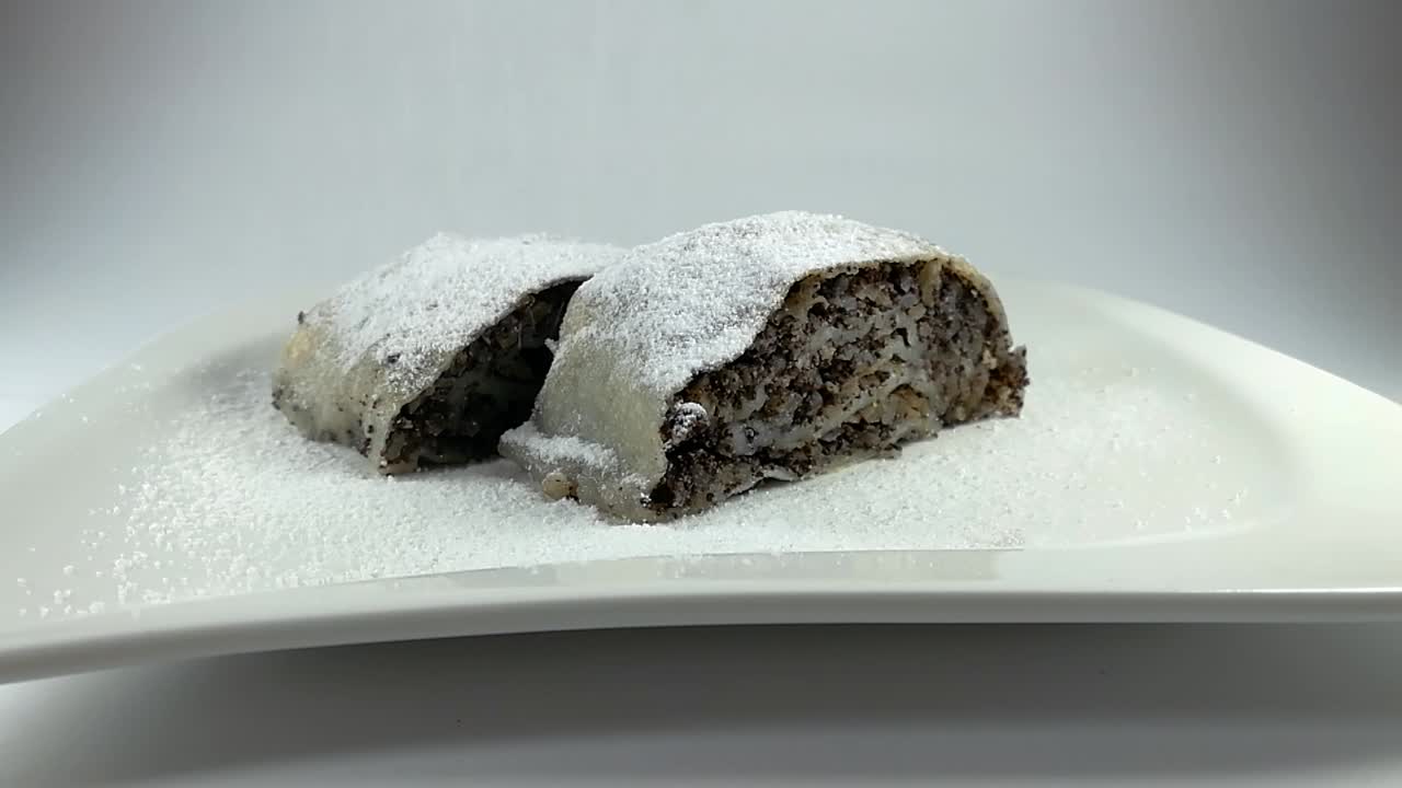 espolvorear strudel de semillas de amapola con azúcar glas, slomo