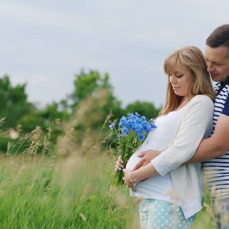 Hombre-Y-Mujer-Embarazada-Con-Flores