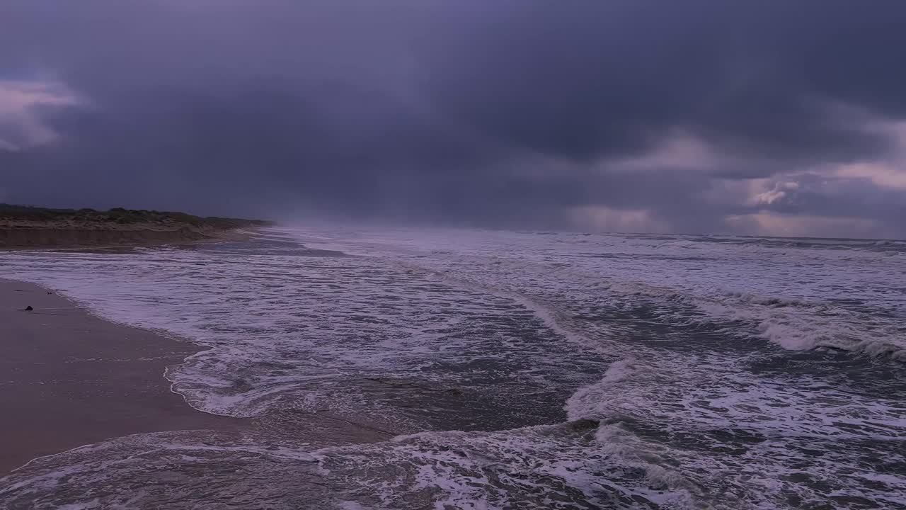 Innkommende storm og turbulente bølger i alle retninger