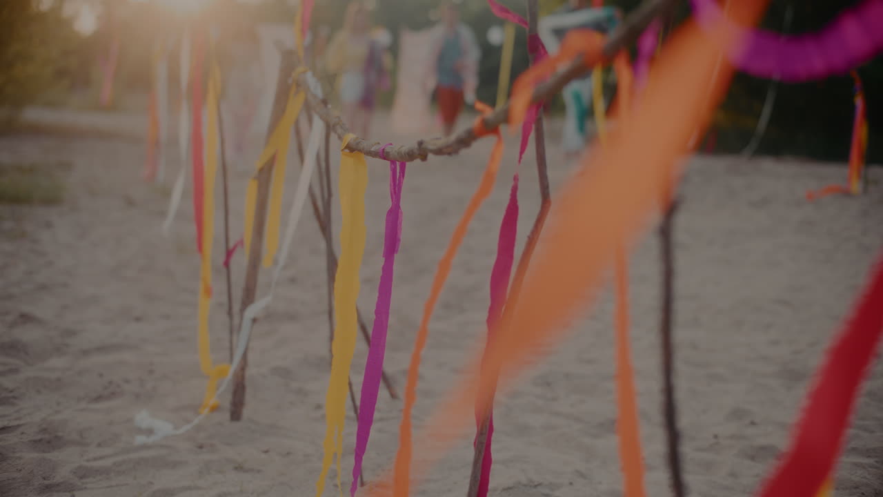 cintas colgando contra personas que caminan en la playa