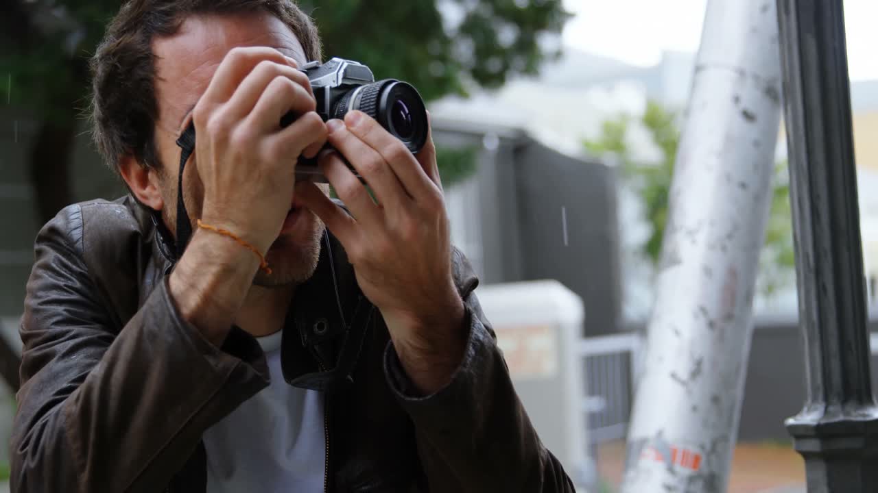 4k 카메라로 사진을 찍는 남성 사진작가