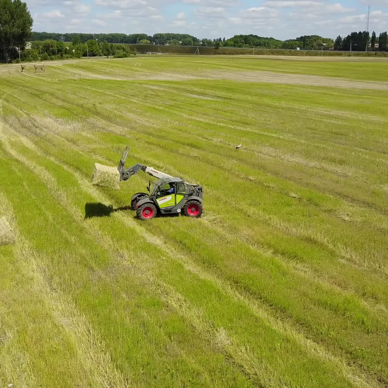트랙터는 마른 건초를 수집