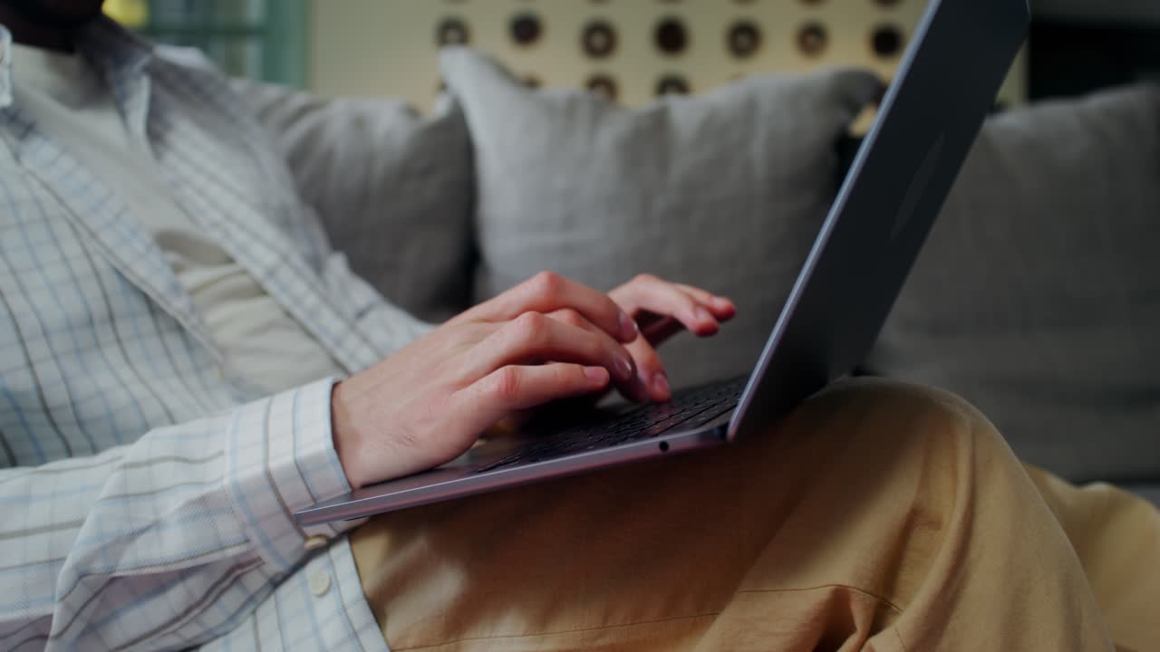 hombre trabajando en una computadora portátil en casa